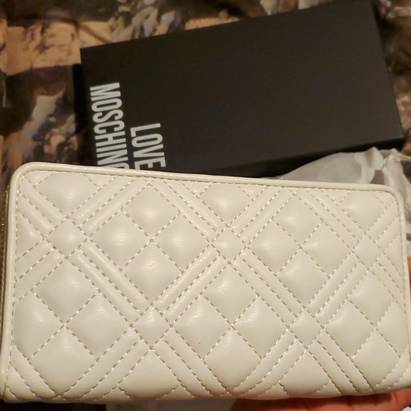 Love Moschino White w/ goldtone metal embellishments Large Zip around Wallet - Picture 3 of 6